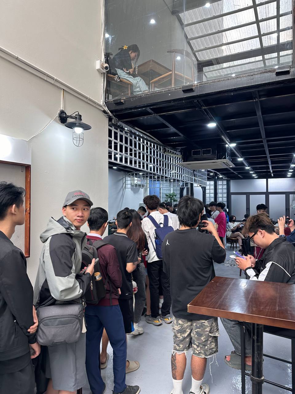 Ngay lúc này: Dòng người xếp hàng dài tại bánh mì PewPew vừa khai trương ở Hà Nội, sẵn sàng chờ cả tiếng để mua - Ảnh 4