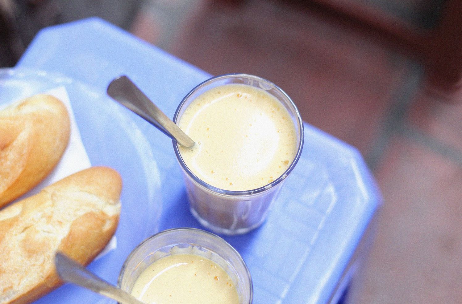 Hàng trứng đánh kem hot nhất mùa thu Hà Nội: Bị chê tanh, nhân viên thái độ nhưng tại sao vẫn đông nghịt? - Ảnh 4