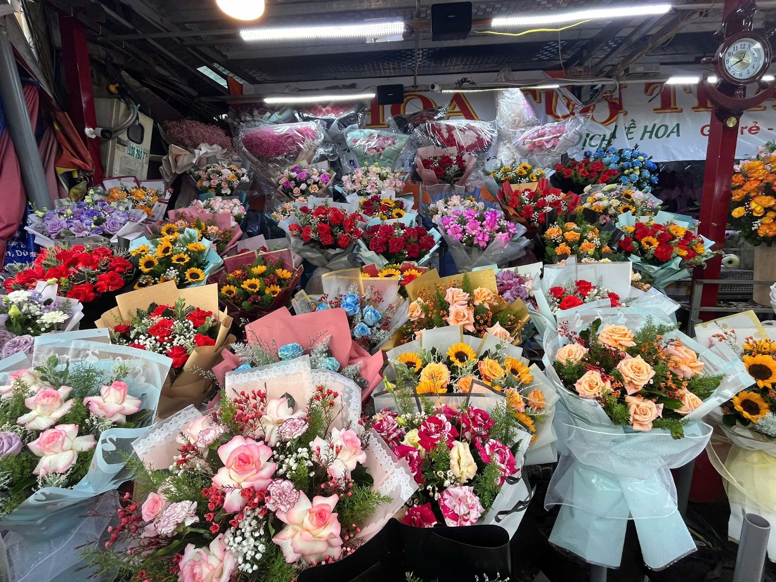 Thị trường hoa, quà tặng tri ân thầy cô dịp 20-11 có gì đặc biệt? - Ảnh 2