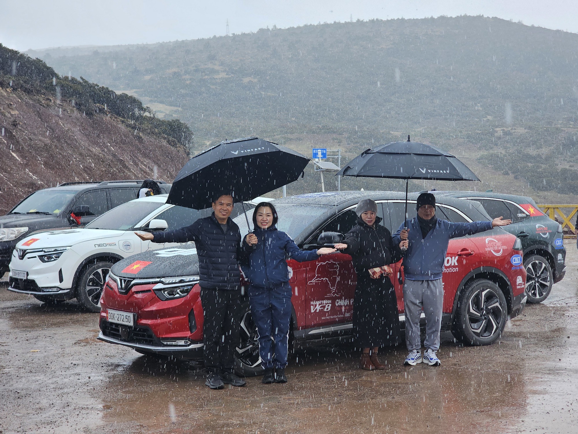 Đoàn VinFast VF 8 từ Tây Tạng về Việt Nam: ‘Vượt hơn 10.000km, nhiệt độ -15 độ C, dùng bình oxy, từng suýt bỏ cuộc’ - Ảnh 5