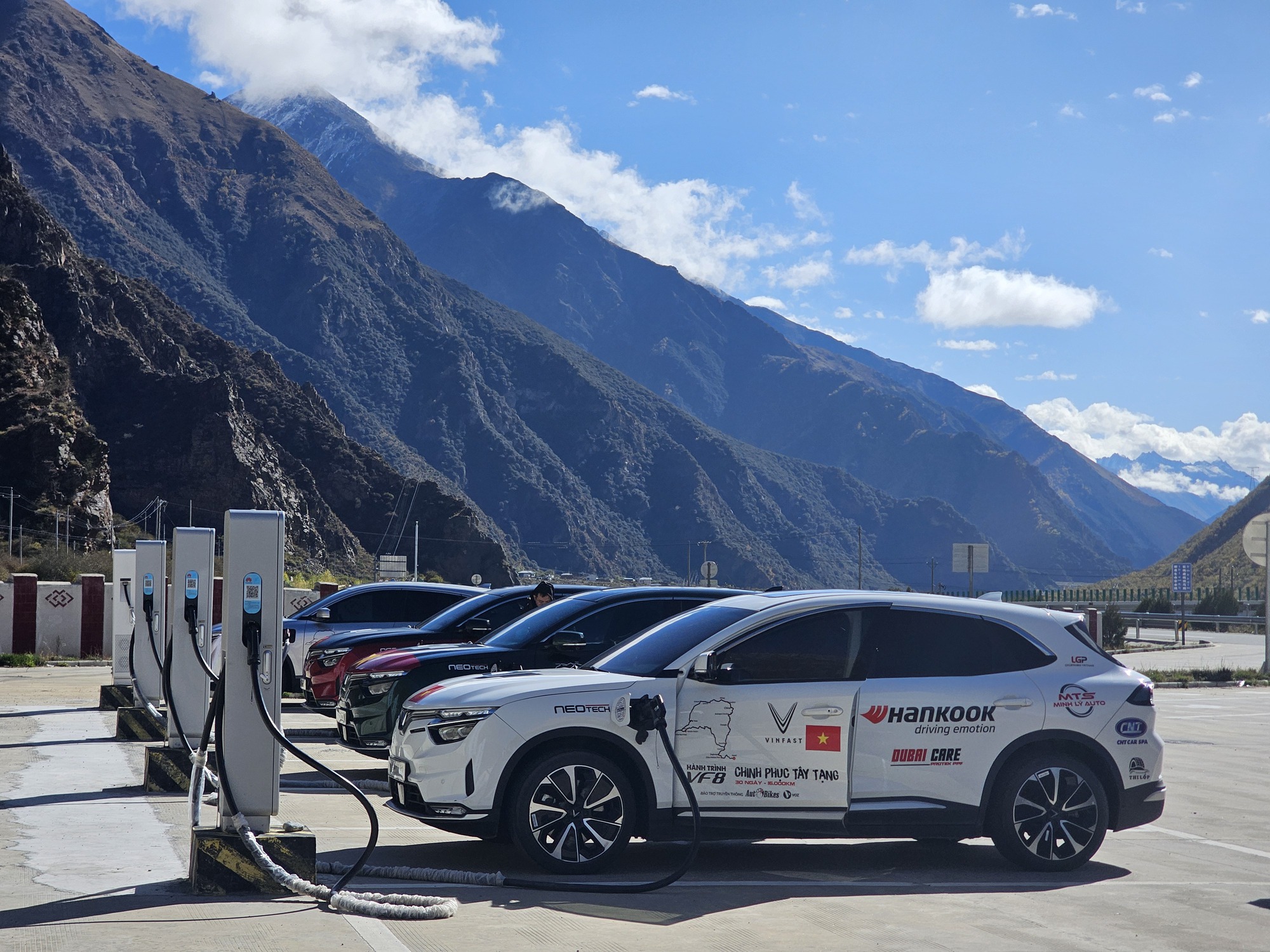 Đoàn VinFast VF 8 từ Tây Tạng về Việt Nam: ‘Vượt hơn 10.000km, nhiệt độ -15 độ C, dùng bình oxy, từng suýt bỏ cuộc’ - Ảnh 3