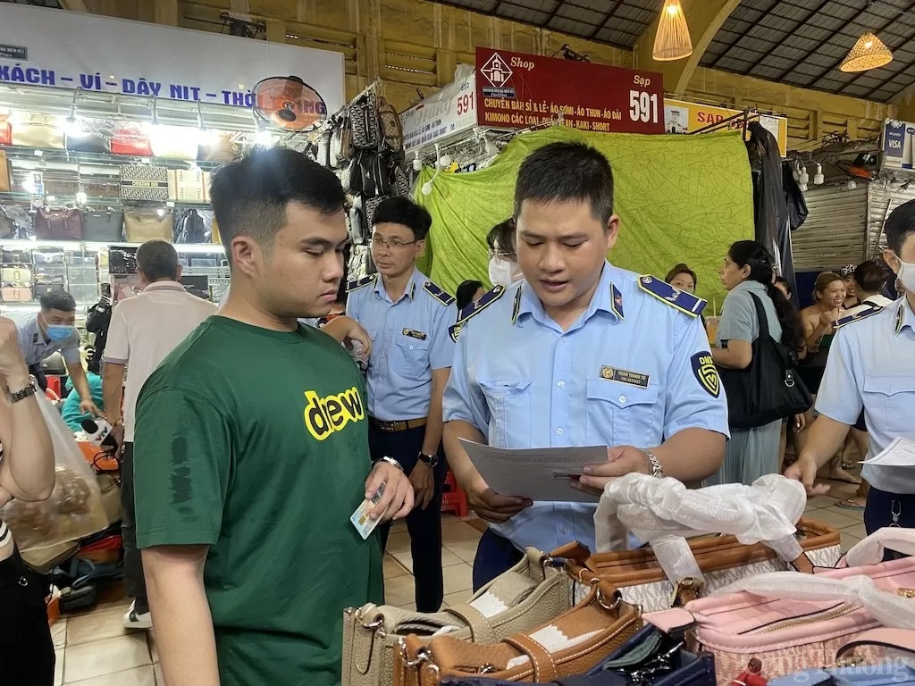 Quản lý thị trường bắt hàng giả ở chợ Bến Thành ngay trong đêm - Ảnh 2