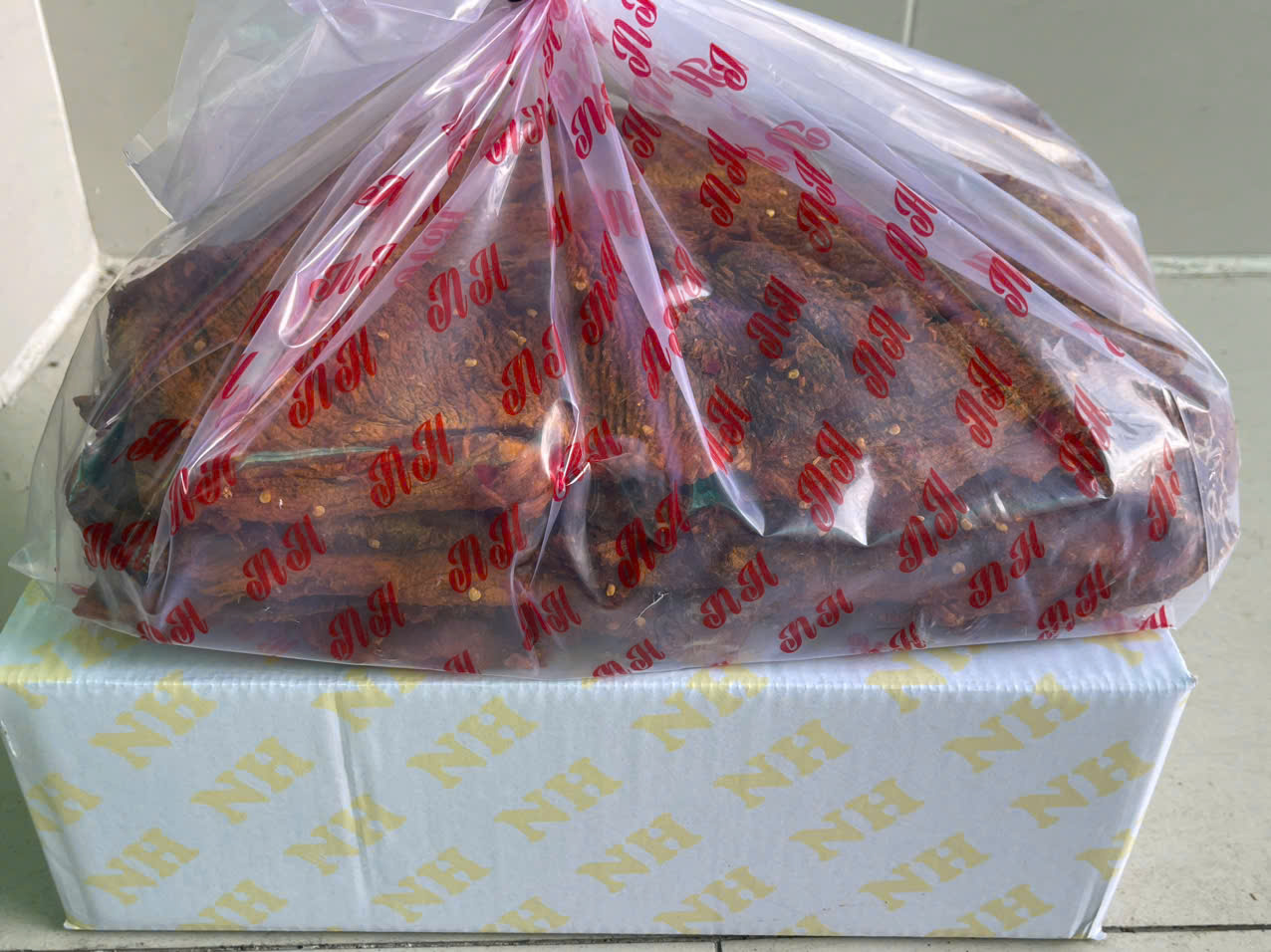 Bán hàng trên Facebook, một công ty ở Hóc Môn bị tịch thu hơn 1 tấn khô bò "bốn không" - Ảnh 2