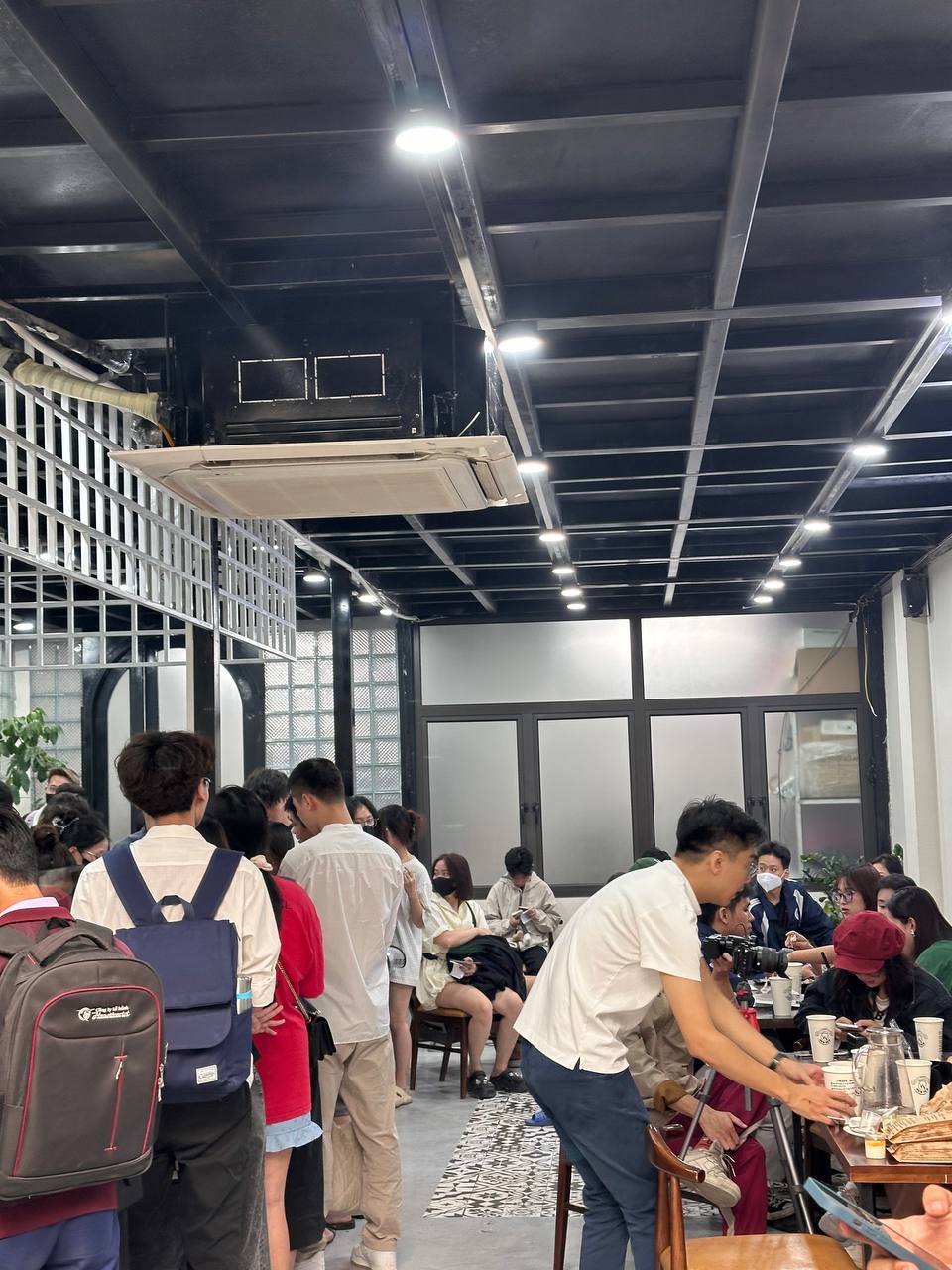 Ngay lúc này: Dòng người xếp hàng dài tại bánh mì PewPew vừa khai trương ở Hà Nội, sẵn sàng chờ cả tiếng để mua - Ảnh 10