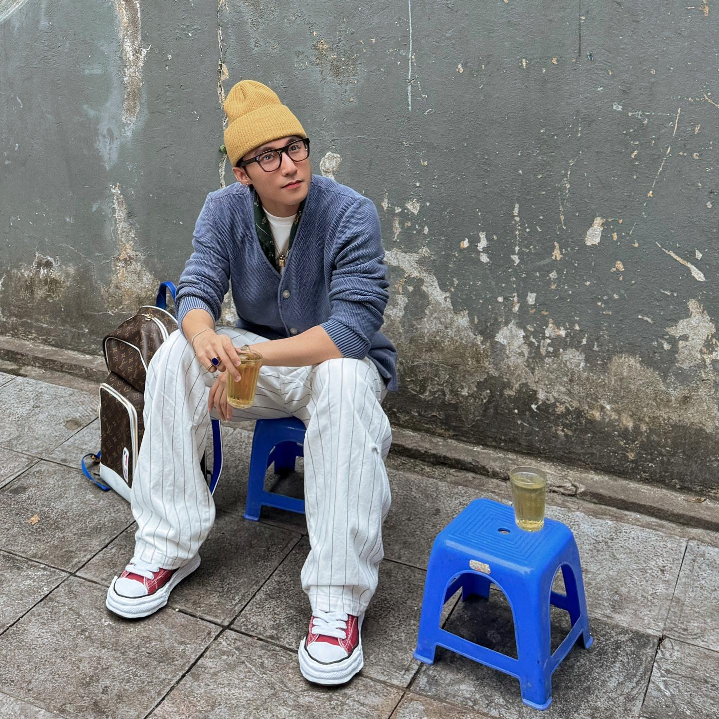 Check VAR ngay hàng trà đá mà Sơn Tùng ngồi: Dân tình đang "ùn ùn" kéo đến check-in, nô nức như điểm du lịch - Ảnh 3