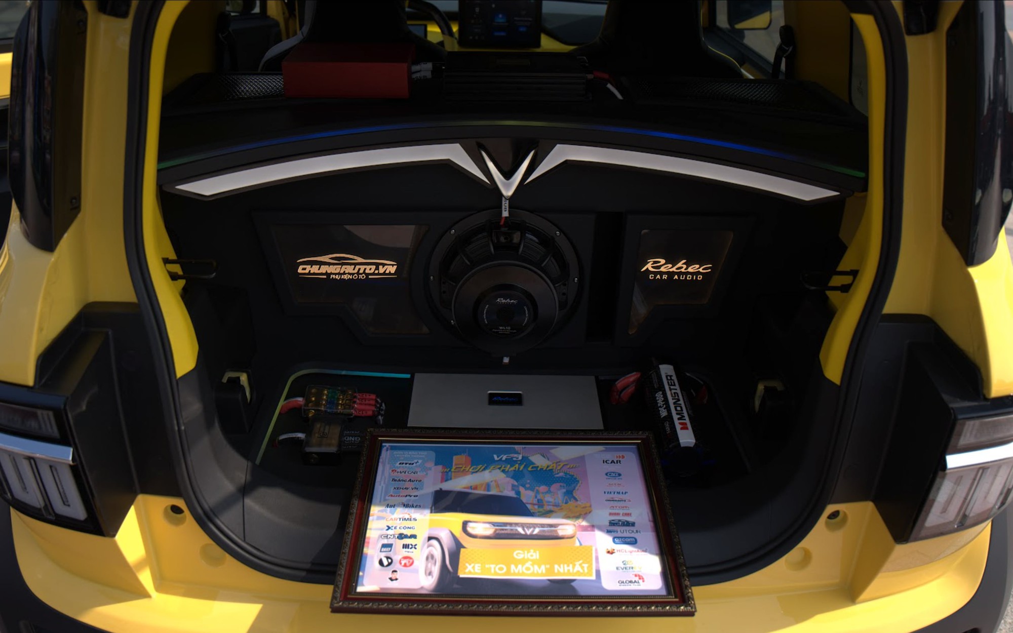 Loạt VinFast VF 3 'thay da đổi thịt': Trần sao Rolls-Royce, 'mặt tiền' Mercedes-AMG, loa hàng hiệu, tiền "độ" dễ ngang tiền xe - Ảnh 6