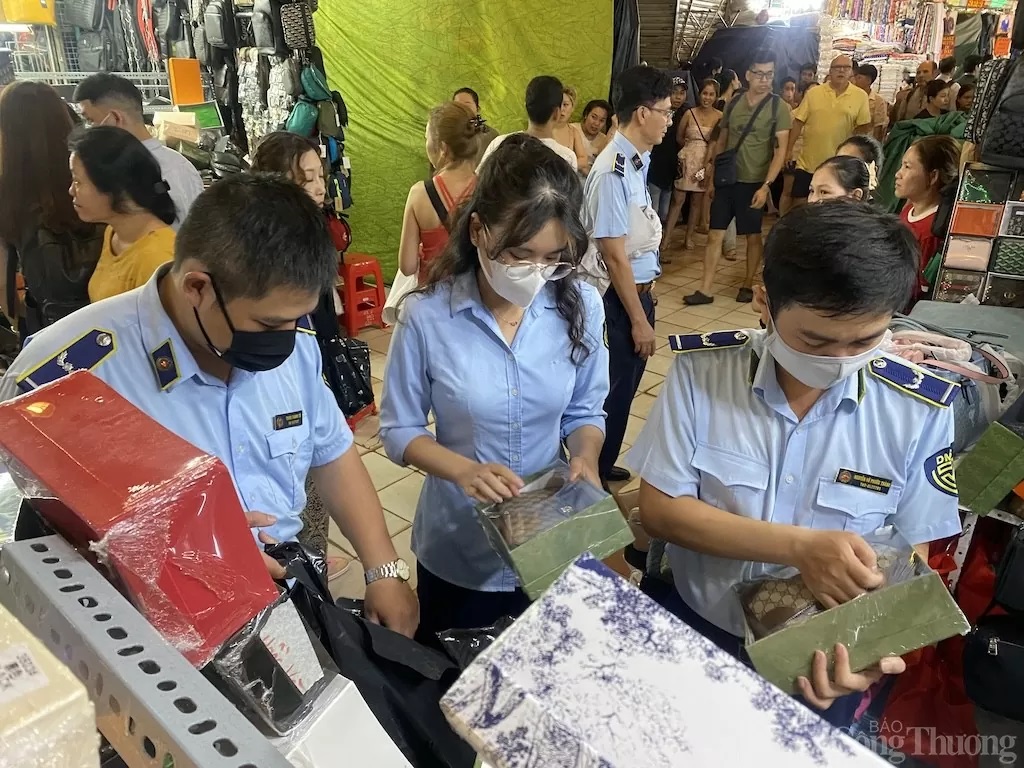 Quản lý thị trường bắt hàng giả ở chợ Bến Thành ngay trong đêm - Ảnh 1