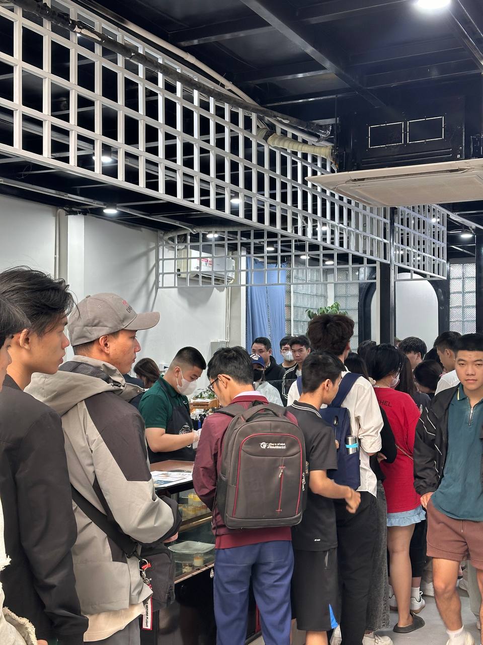 Ngay lúc này: Dòng người xếp hàng dài tại bánh mì PewPew vừa khai trương ở Hà Nội, sẵn sàng chờ cả tiếng để mua - Ảnh 5