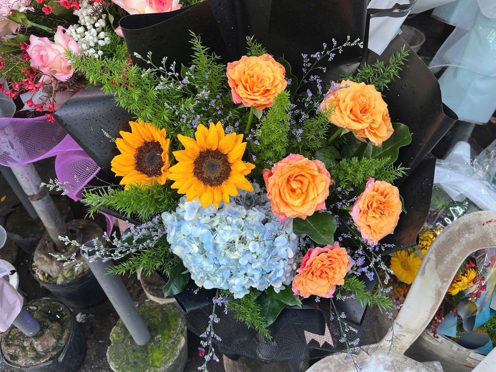 Thị trường hoa, quà tặng tri ân thầy cô dịp 20-11 có gì đặc biệt? - Ảnh 4