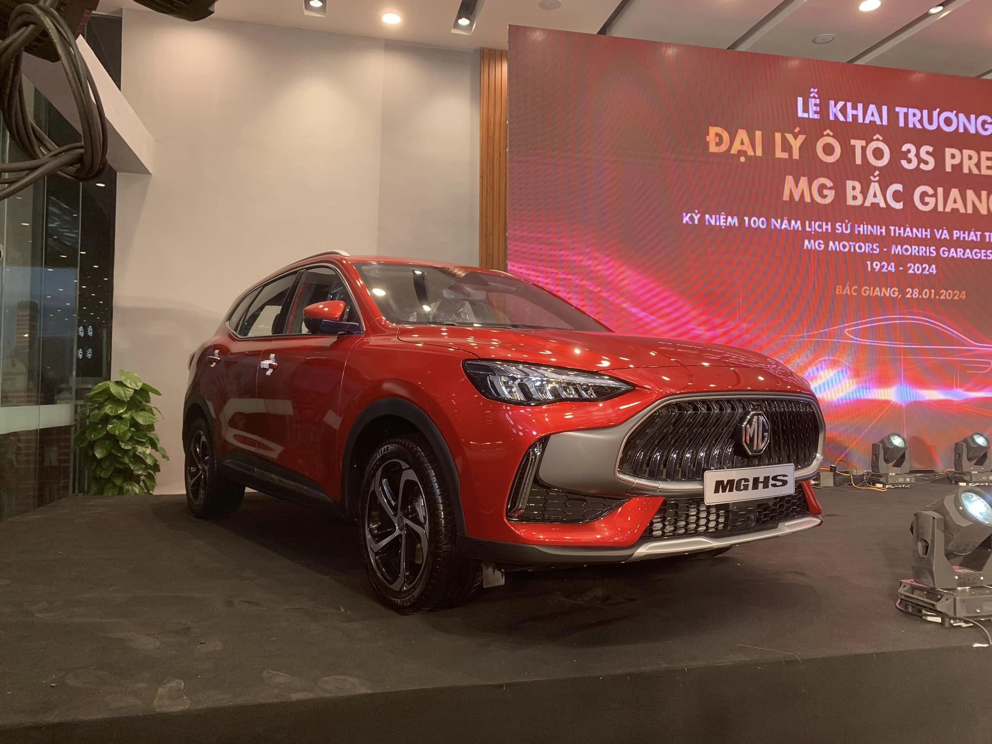 MG HS giảm giá kỷ lục tại đại lý: Bản 'base' còn 520 triệu rẻ hơn Sonet, khách mua phải đánh đổi số VIN và tùy chọn màu - Ảnh 1