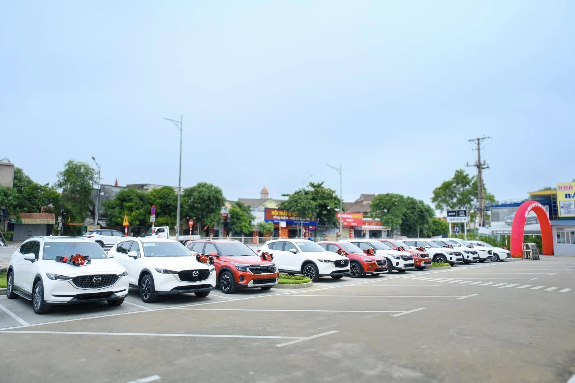 Đại lý ô tô đua chạy số trước ngày hết giảm trước bạ: Ngày bán hơn 60 xe, điểm đăng ký kín người xếp hàng - Ảnh 1