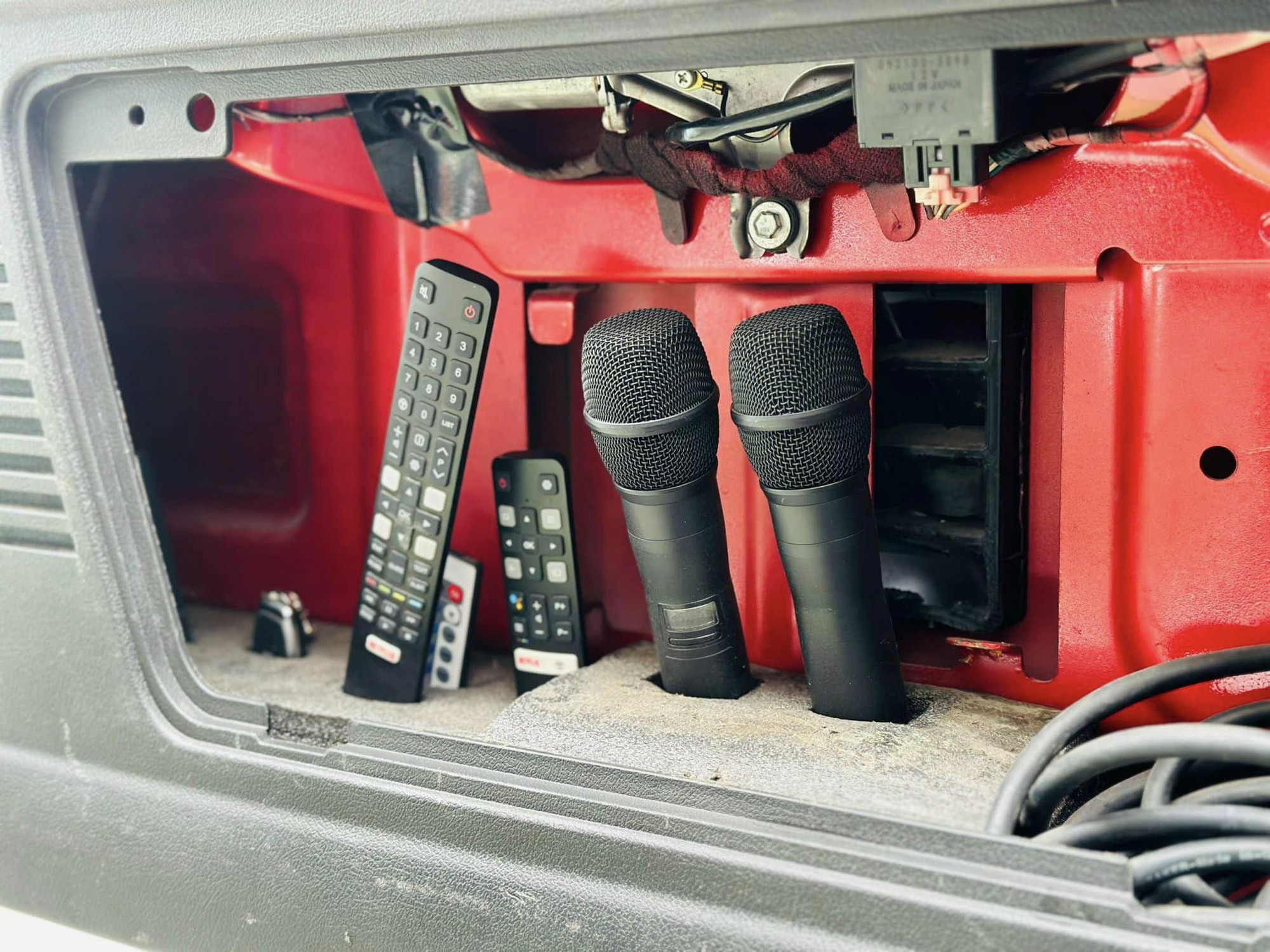 Hàng hiếm Hummer H3 sau 20 năm vẫn có giá ngang Santa Fe ‘đập hộp’: Đã độ màn hình, âm thanh hơn 100 triệu - Ảnh 12