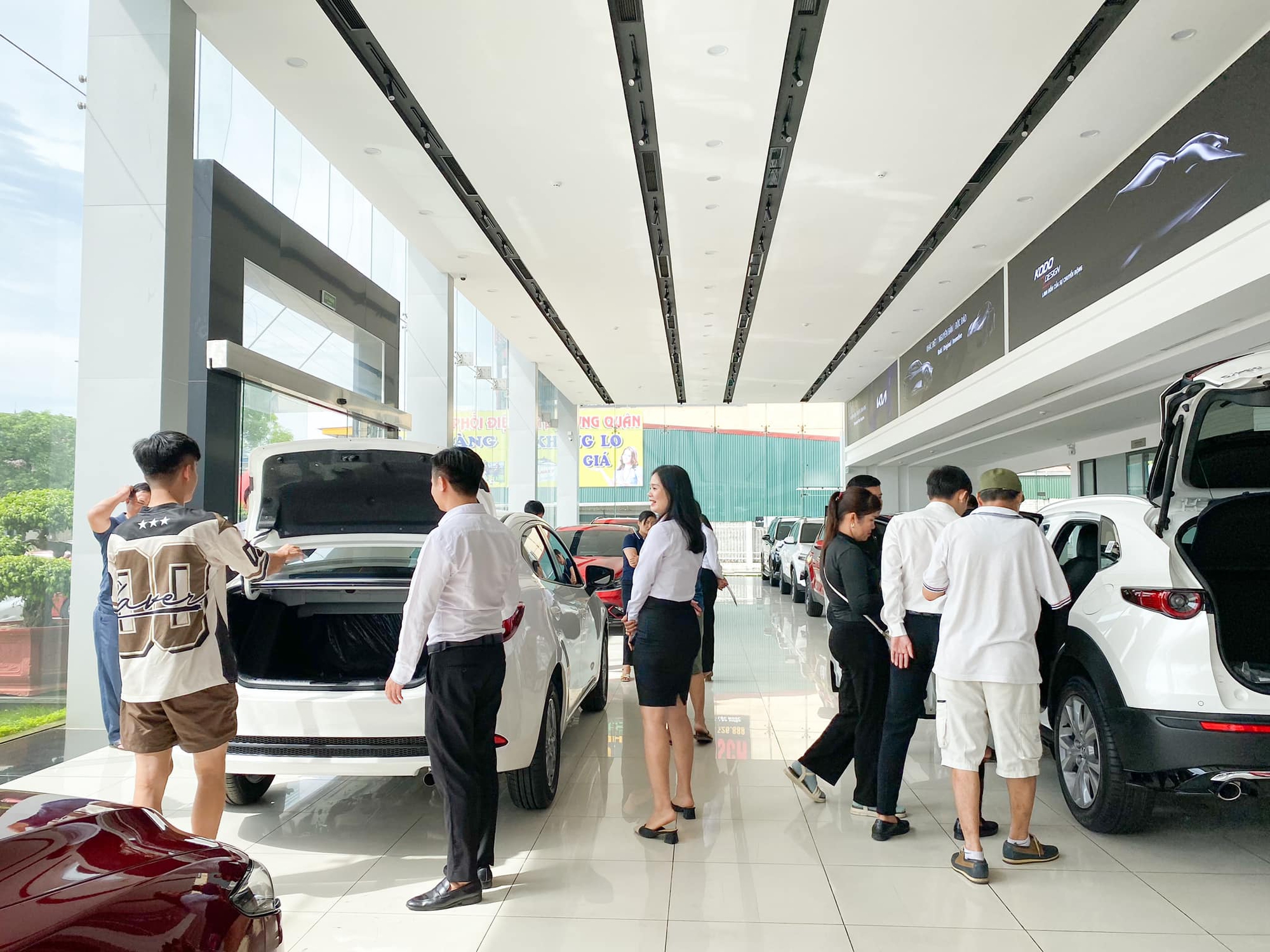 Đại lý ô tô đua chạy số trước ngày hết giảm trước bạ: Ngày bán hơn 60 xe, điểm đăng ký kín người xếp hàng - Ảnh 3