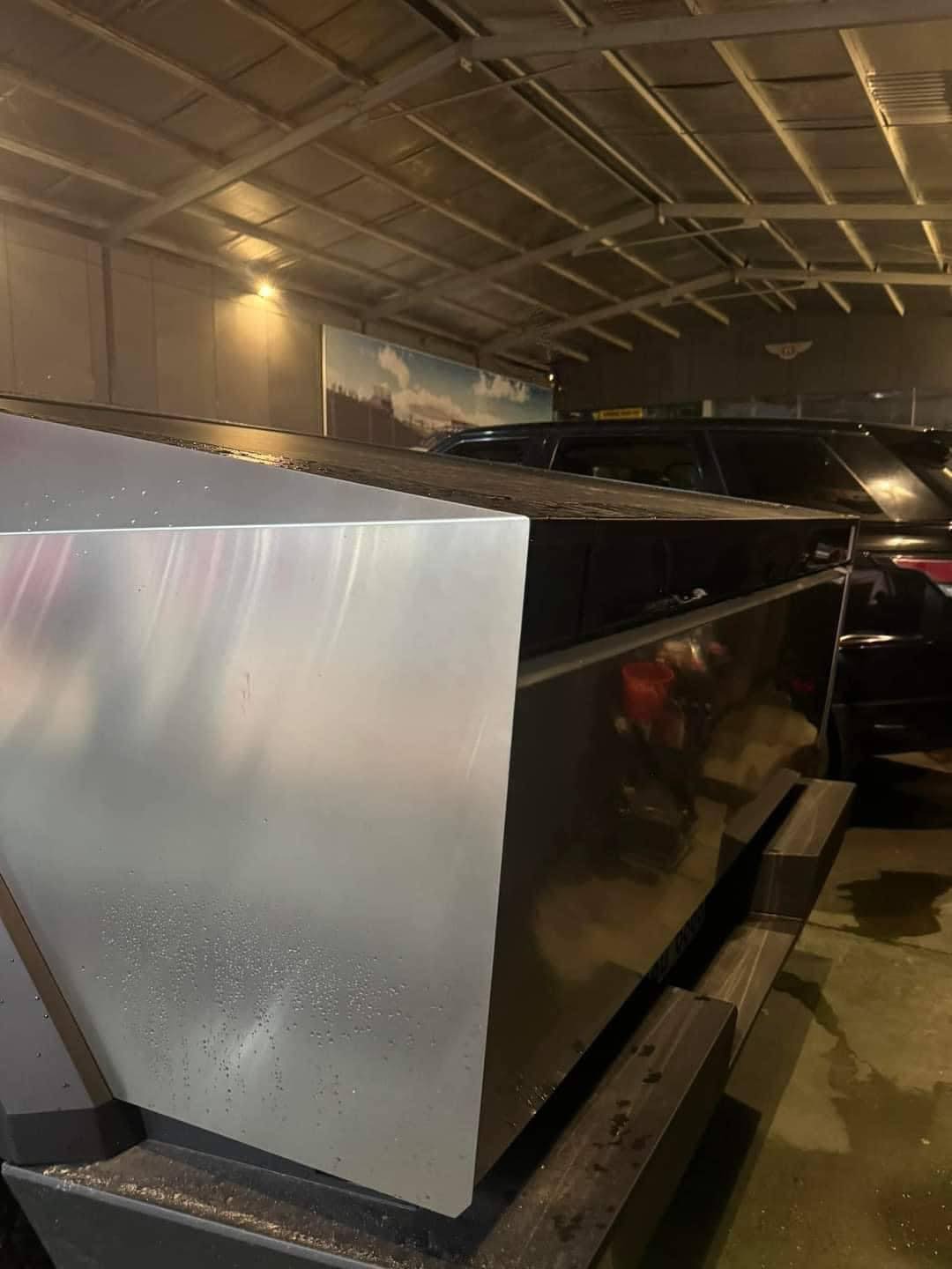 Gây sốt tại Việt Nam, Tesla Cybertruck lên xe cứu hộ, có chi tiết cho thấy điểm đến tiếp theo - Ảnh 8