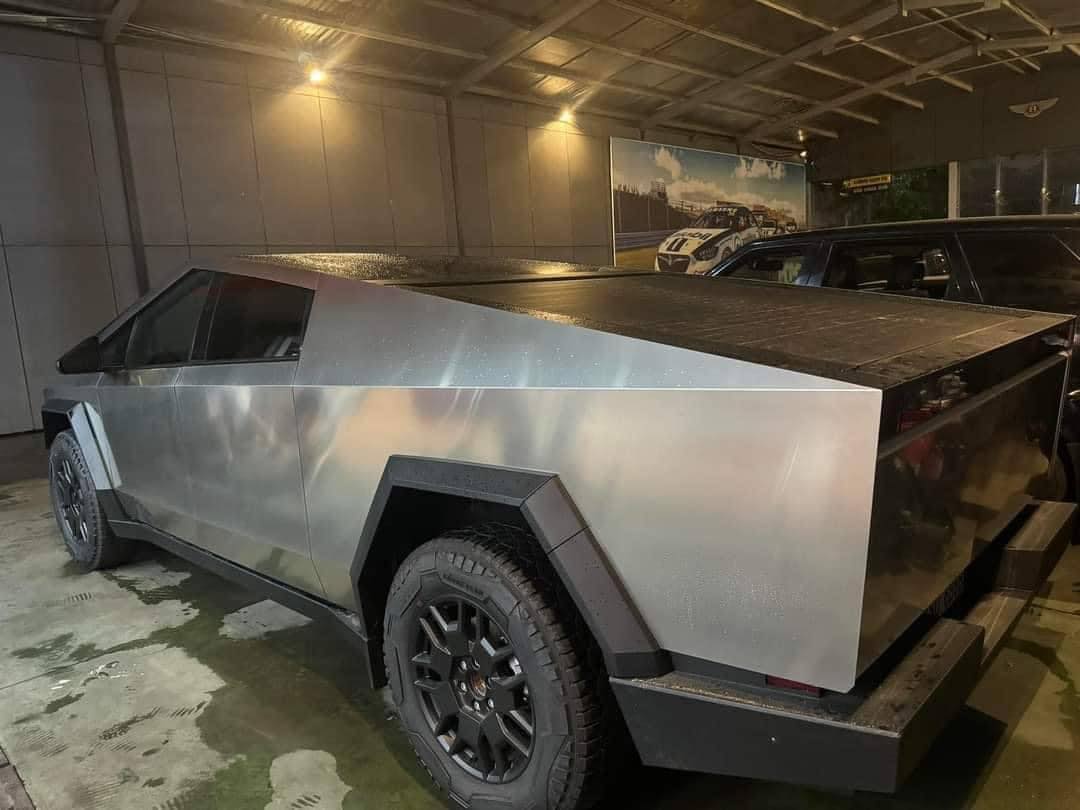 Gây sốt tại Việt Nam, Tesla Cybertruck lên xe cứu hộ, có chi tiết cho thấy điểm đến tiếp theo - Ảnh 7