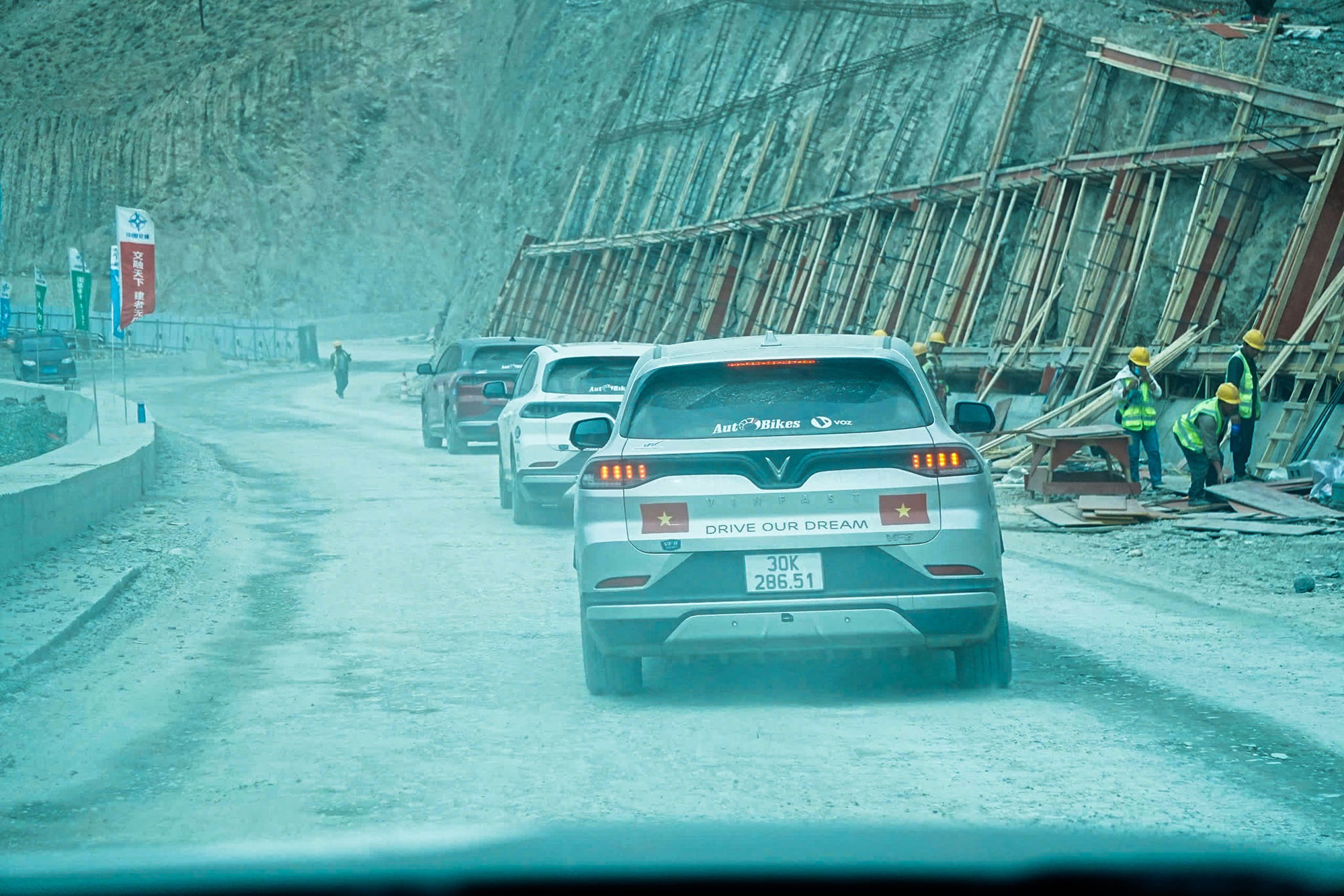 Đoàn VinFast VF 8 từ Tây Tạng về Việt Nam: ‘Vượt hơn 10.000km, nhiệt độ -15 độ C, dùng bình oxy, từng suýt bỏ cuộc’ - Ảnh 4