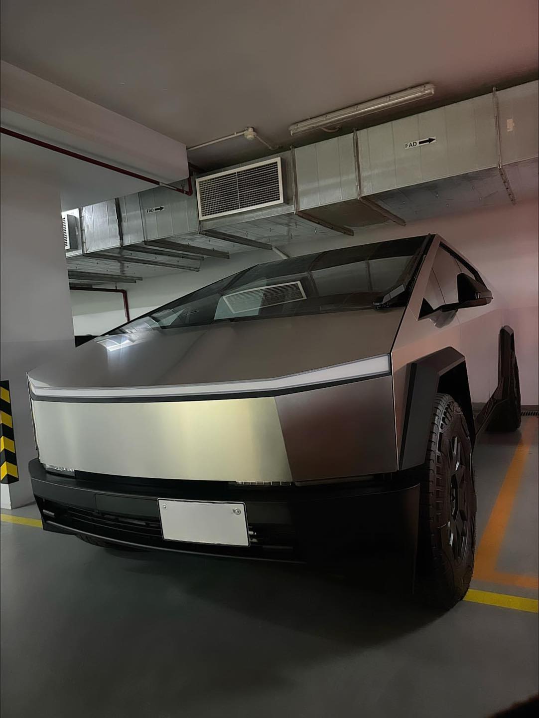 Gây sốt tại Việt Nam, Tesla Cybertruck lên xe cứu hộ, có chi tiết cho thấy điểm đến tiếp theo - Ảnh 4