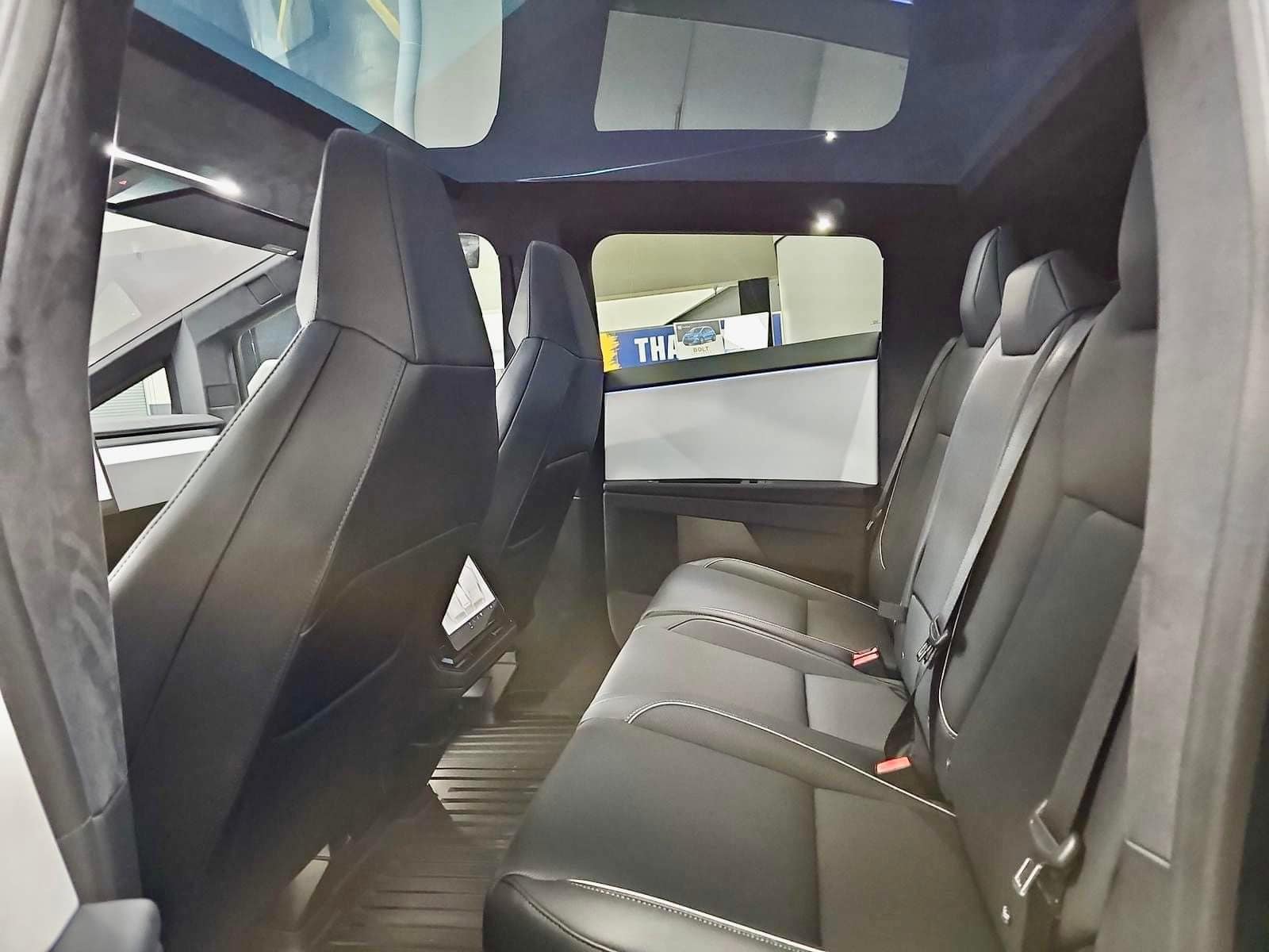 Gây sốt tại Việt Nam, Tesla Cybertruck lên xe cứu hộ, có chi tiết cho thấy điểm đến tiếp theo - Ảnh 12