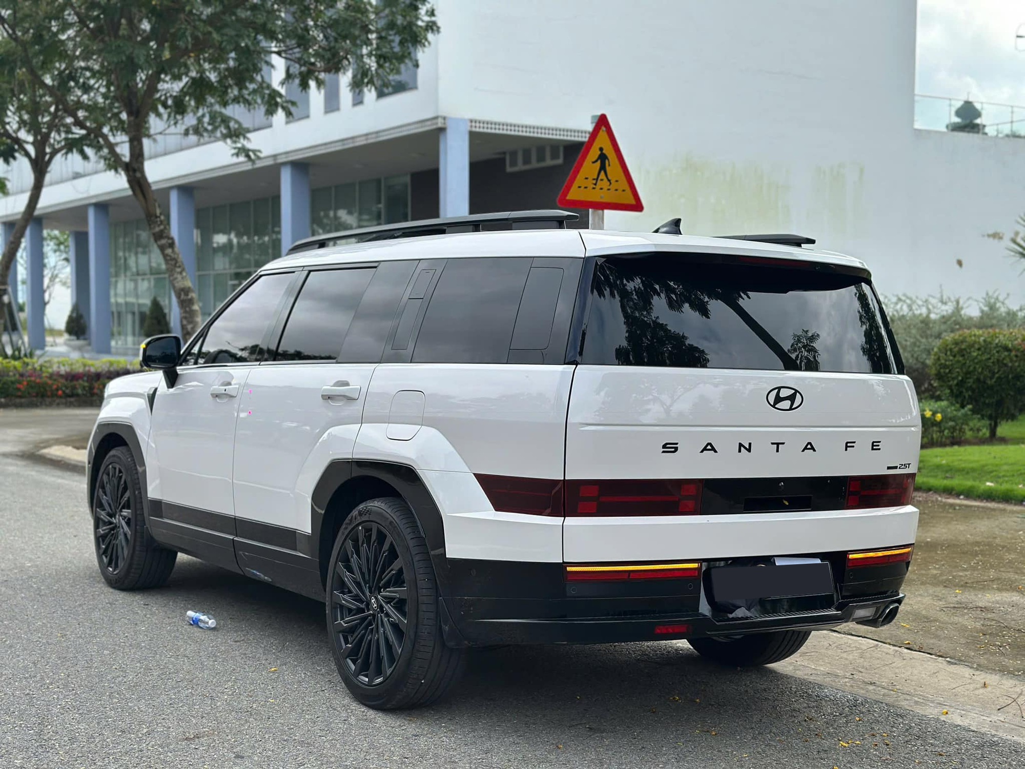 Chạy lướt 1.000 km, Hyundai Santa Fe bản full rao bán cao hơn giá niêm yết 104 triệu đồng - Ảnh 2