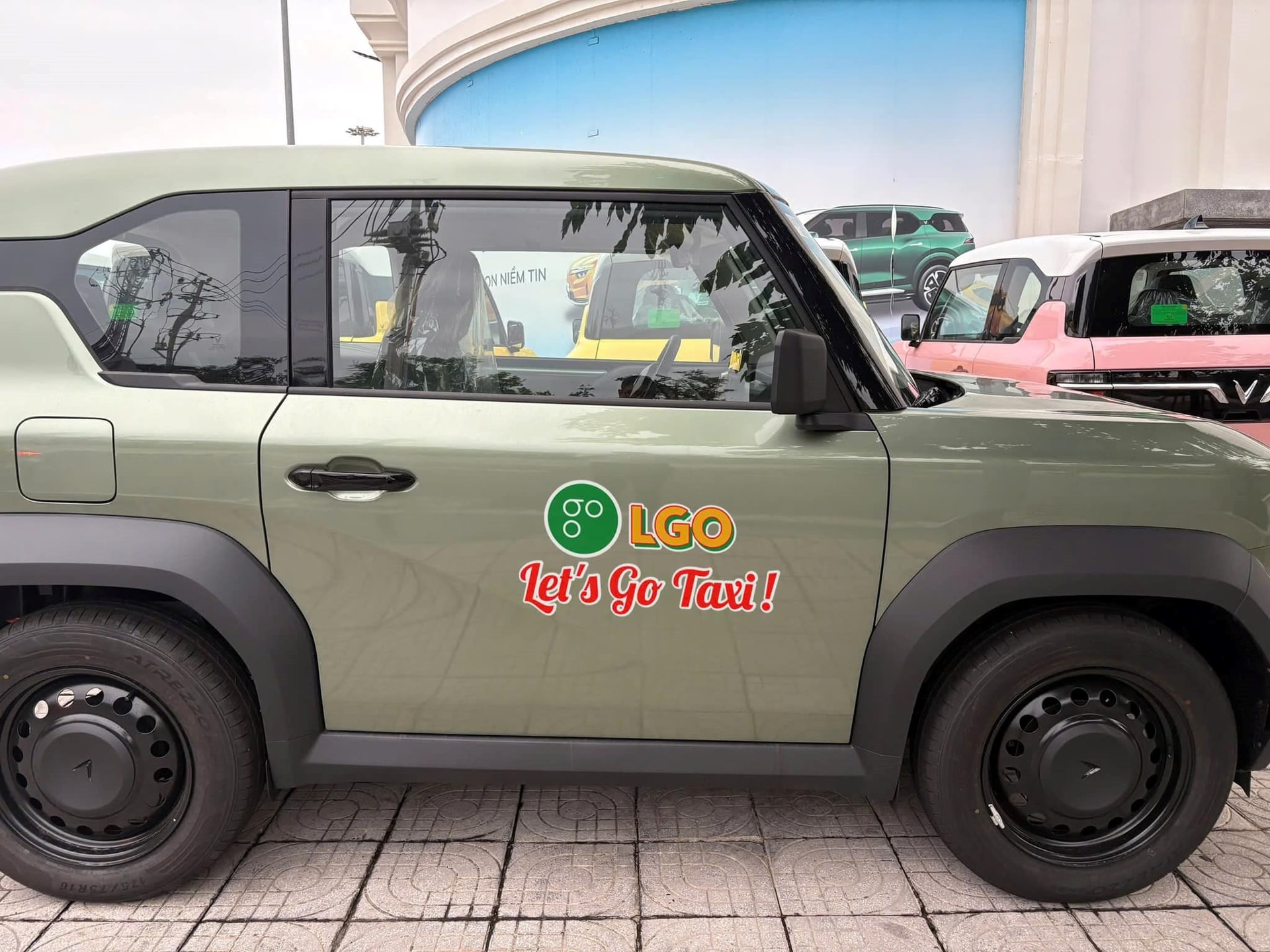 Hãng taxi chốt đơn 600 chiếc VinFast VF 3 của ông Phạm Nhật Vượng tung ảnh ra quân: Giá cước dự kiến "siêu hạt dẻ"? - Ảnh 3