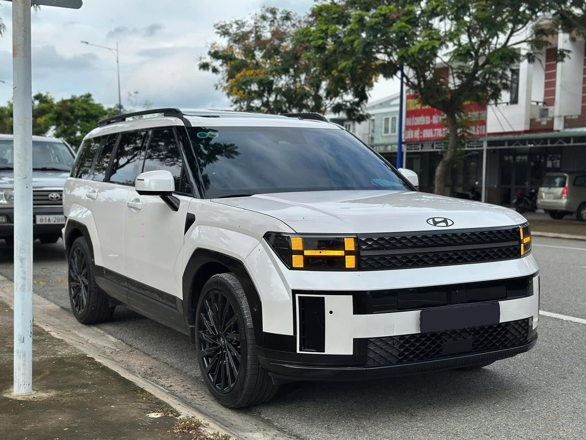 Chạy lướt 1.000 km, Hyundai Santa Fe bản full rao bán cao hơn giá niêm yết 104 triệu đồng - Ảnh 1