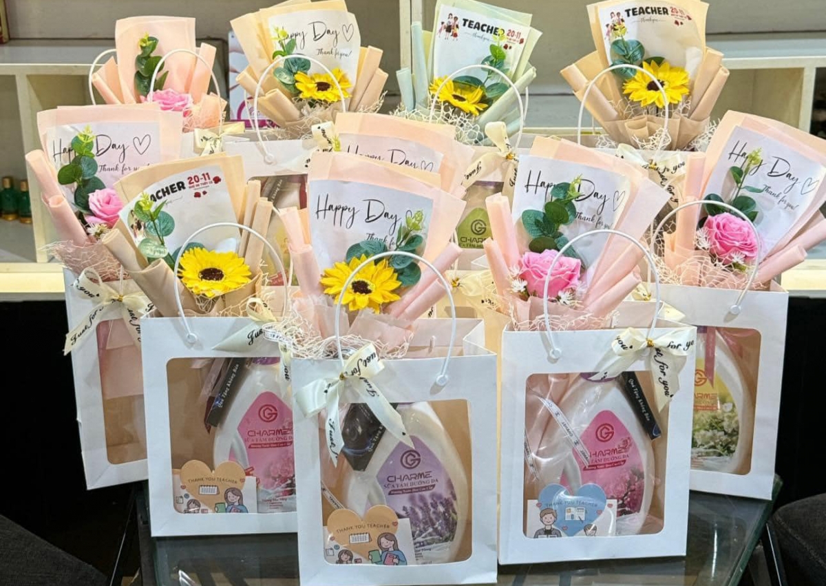 Thị trường quà tặng 20/11 kém sôi động dù giá cả bình ổn - Ảnh 9