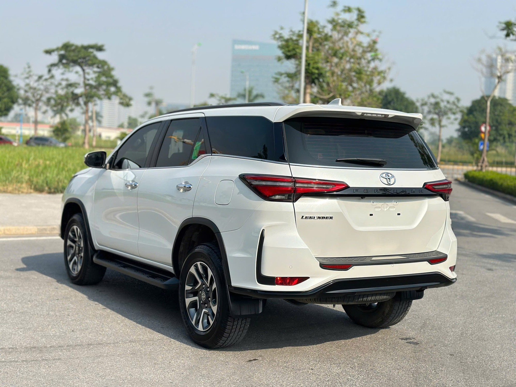Đại lý báo Toyota Fortuner Legender thêm bản máy xăng tại Việt Nam: Đắt hơn máy dầu 5-45 triệu, bán ra tháng sau cạnh tranh Everest - Ảnh 2