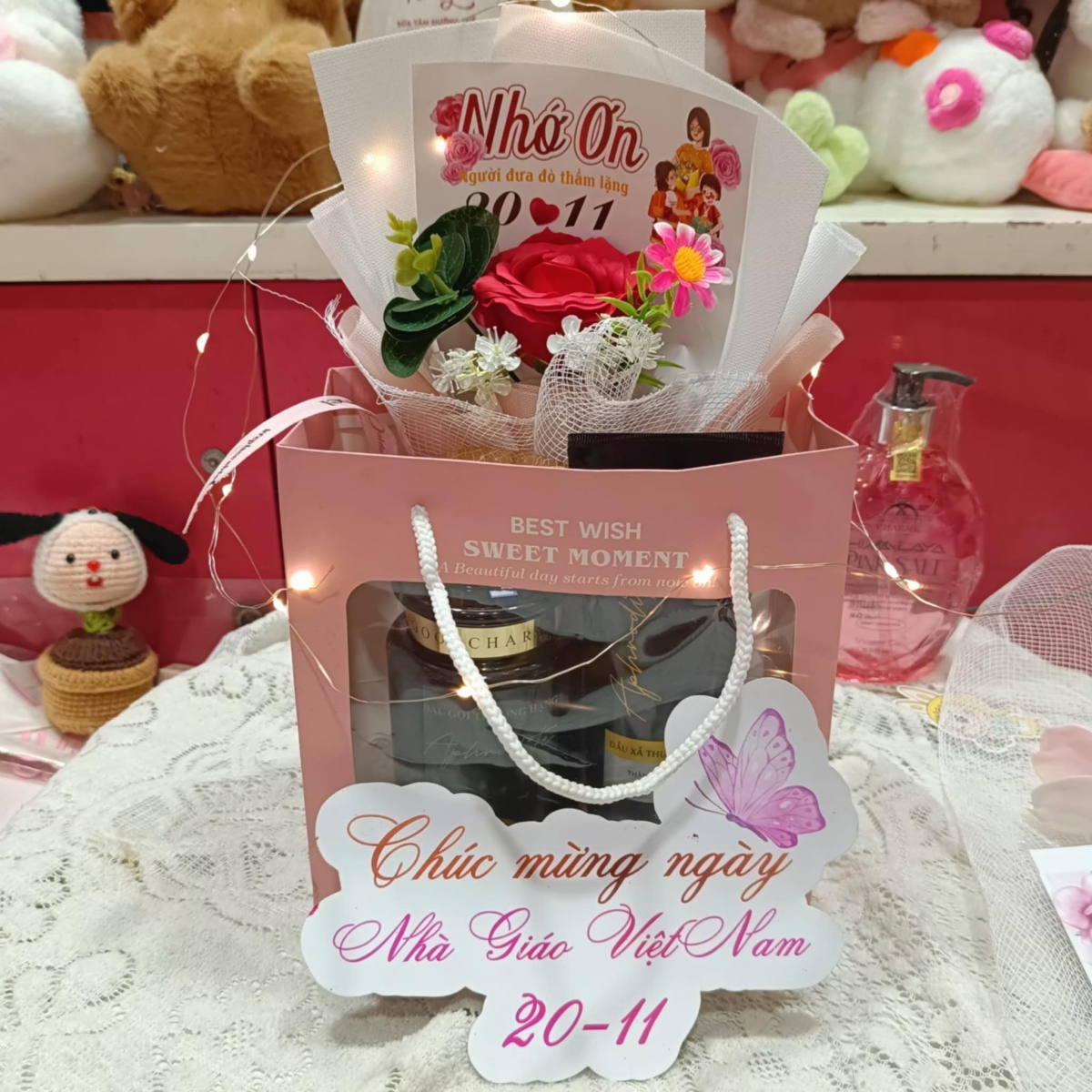 Thị trường quà tặng 20/11 kém sôi động dù giá cả bình ổn - Ảnh 10