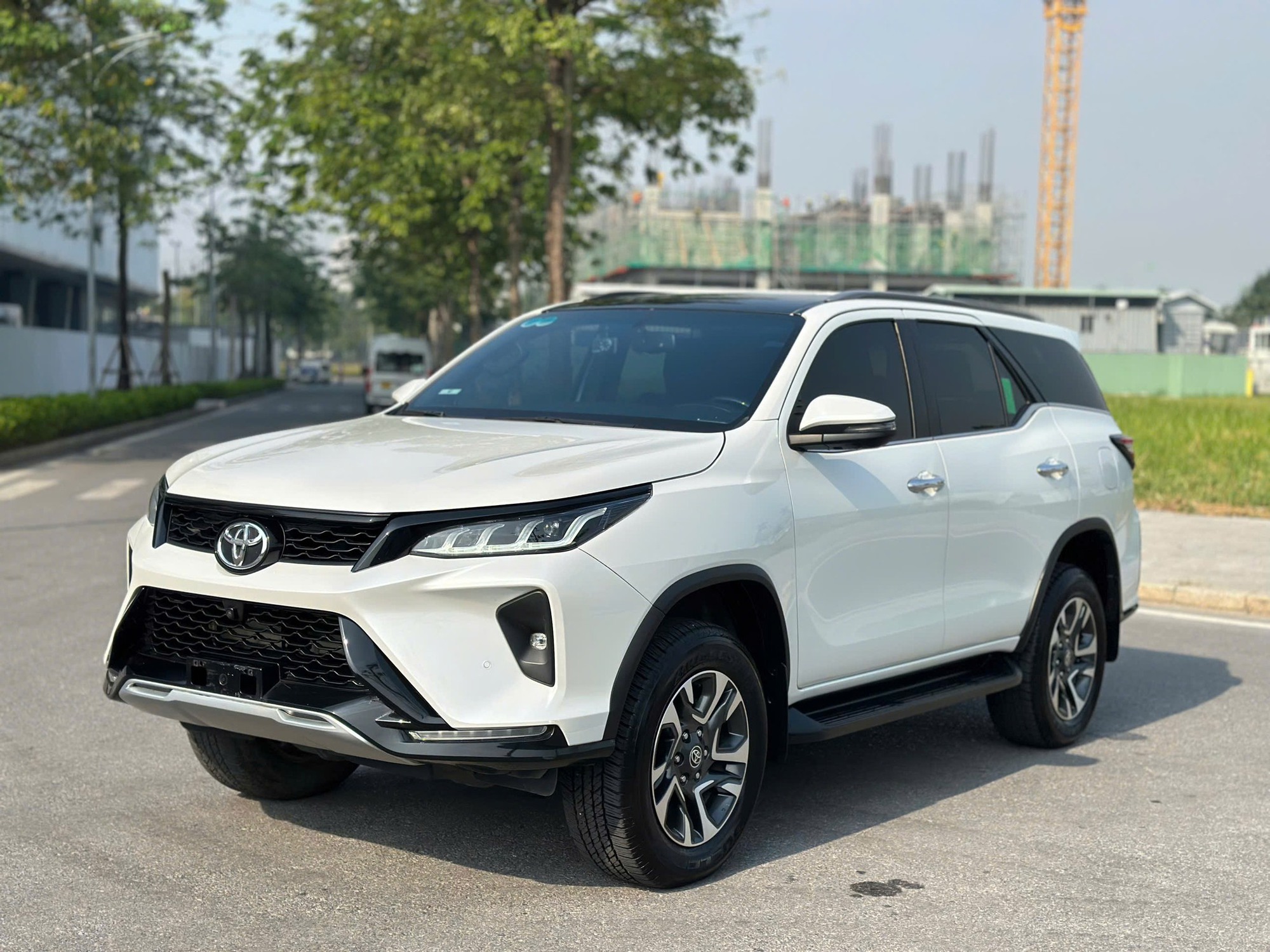 Đại lý báo Toyota Fortuner Legender thêm bản máy xăng tại Việt Nam: Đắt hơn máy dầu 5-45 triệu, bán ra tháng sau cạnh tranh Everest - Ảnh 1