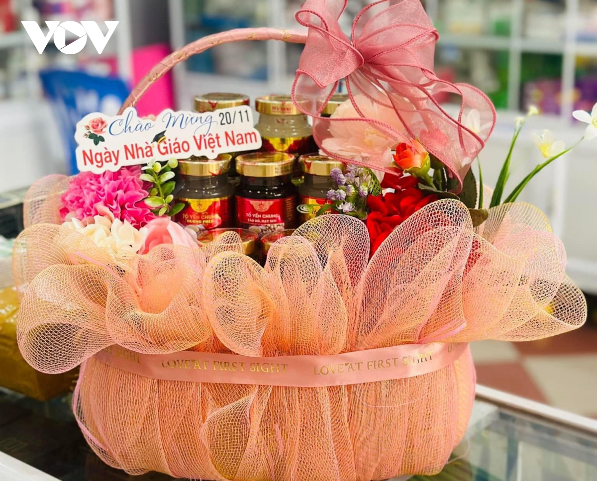 Thị trường quà tặng 20/11 kém sôi động dù giá cả bình ổn - Ảnh 6
