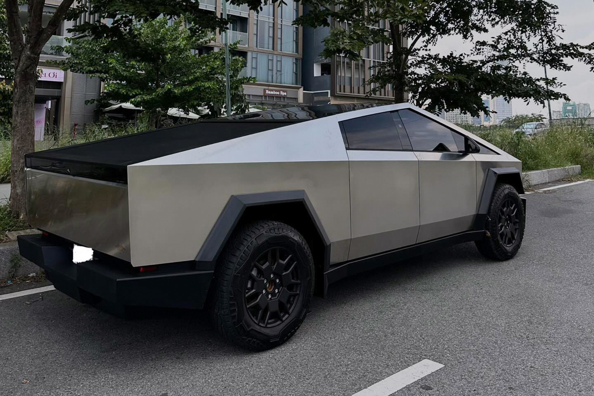 Gây sốt tại Việt Nam, Tesla Cybertruck lên xe cứu hộ, có chi tiết cho thấy điểm đến tiếp theo - Ảnh 10