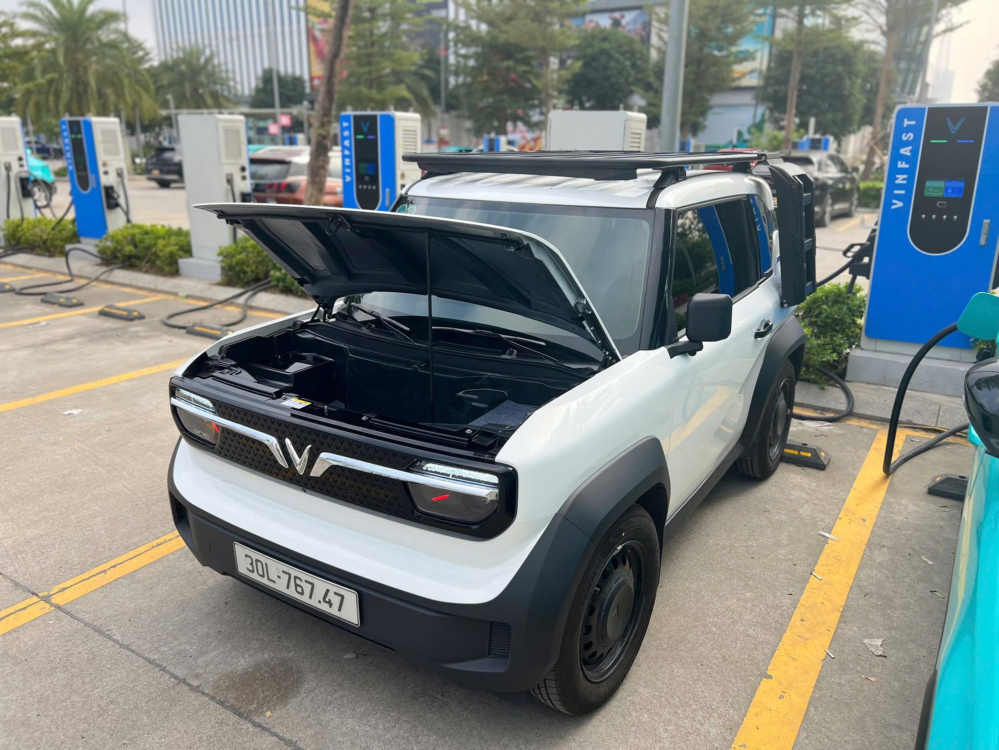 Loạt VinFast VF 3 'thay da đổi thịt': Trần sao Rolls-Royce, 'mặt tiền' Mercedes-AMG, loa hàng hiệu, tiền "độ" dễ ngang tiền xe - Ảnh 8