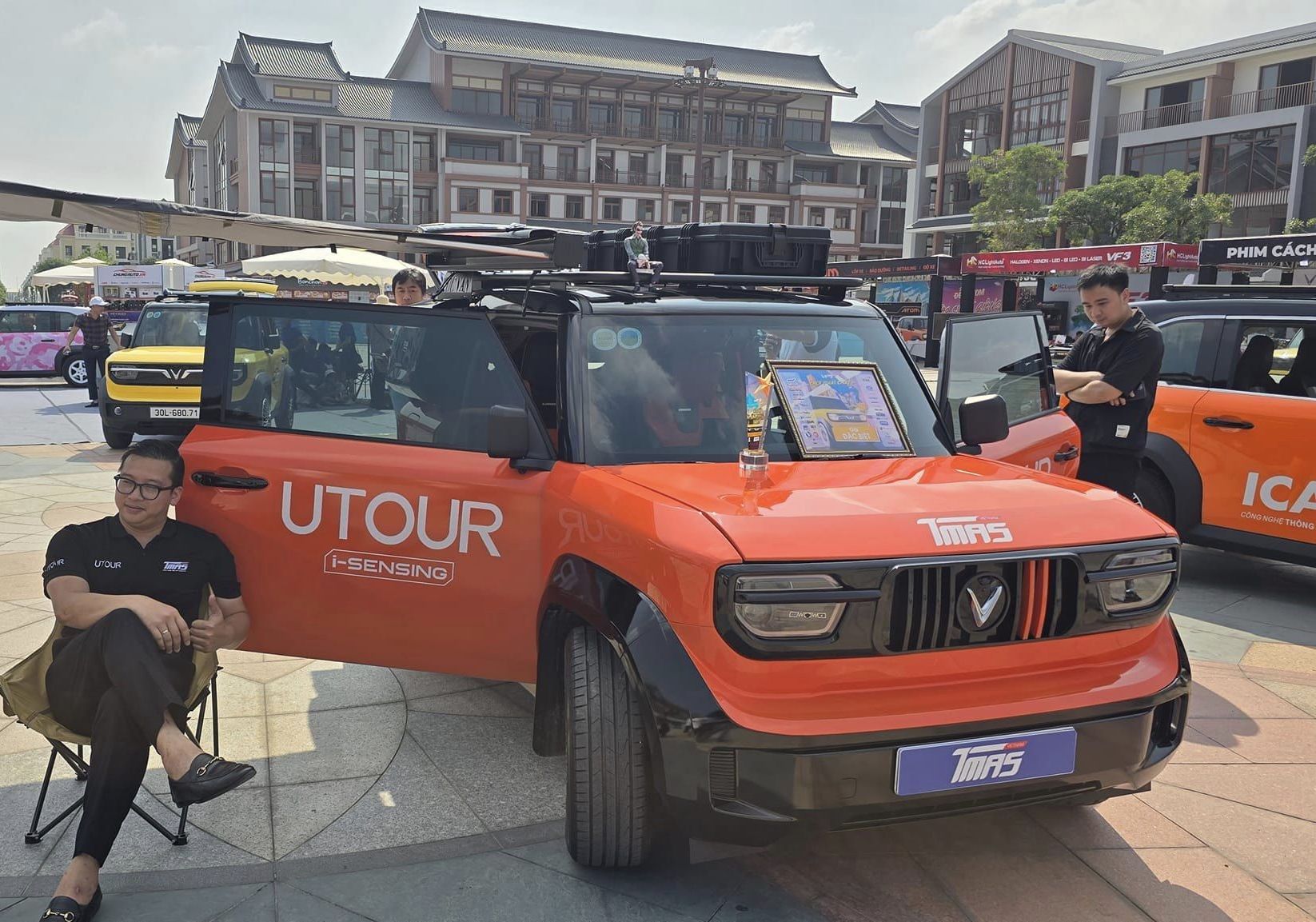 Loạt VinFast VF 3 'thay da đổi thịt': Trần sao Rolls-Royce, 'mặt tiền' Mercedes-AMG, loa hàng hiệu, tiền "độ" dễ ngang tiền xe - Ảnh 1