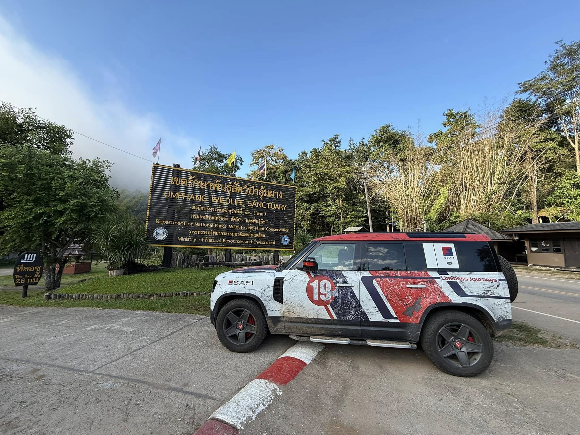 Chủ xe Defender lái 7.000km xuyên Việt Nam - Thái Lan: ‘Chạy địa hình sướng, có đoạn vượt 4.000 khúc cua, vẫn còn điểm bất tiện’ - Ảnh 8