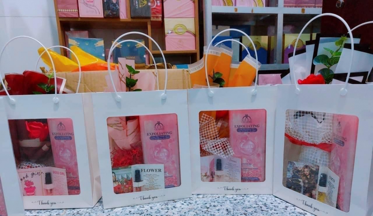 Thị trường quà tặng 20/11 kém sôi động dù giá cả bình ổn - Ảnh 12