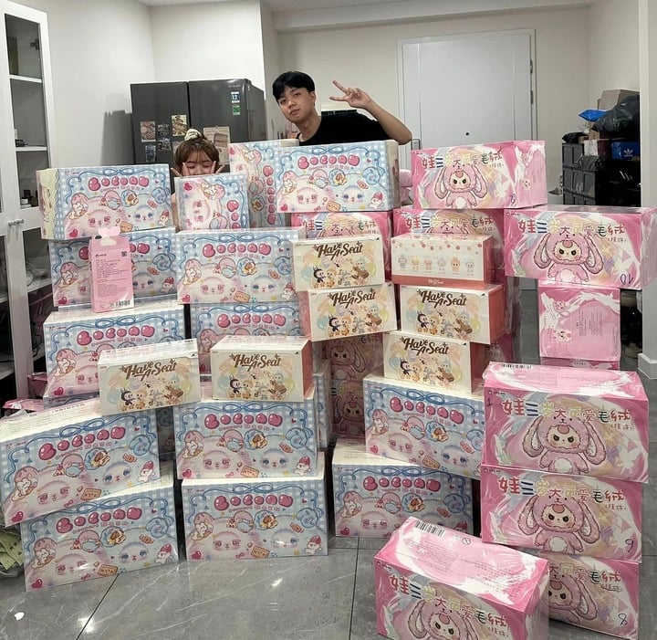 Sau trào lưu xé túi mù, giới trẻ lại lao vào 'cuộc chiến' đập hộp mù - Ảnh 4