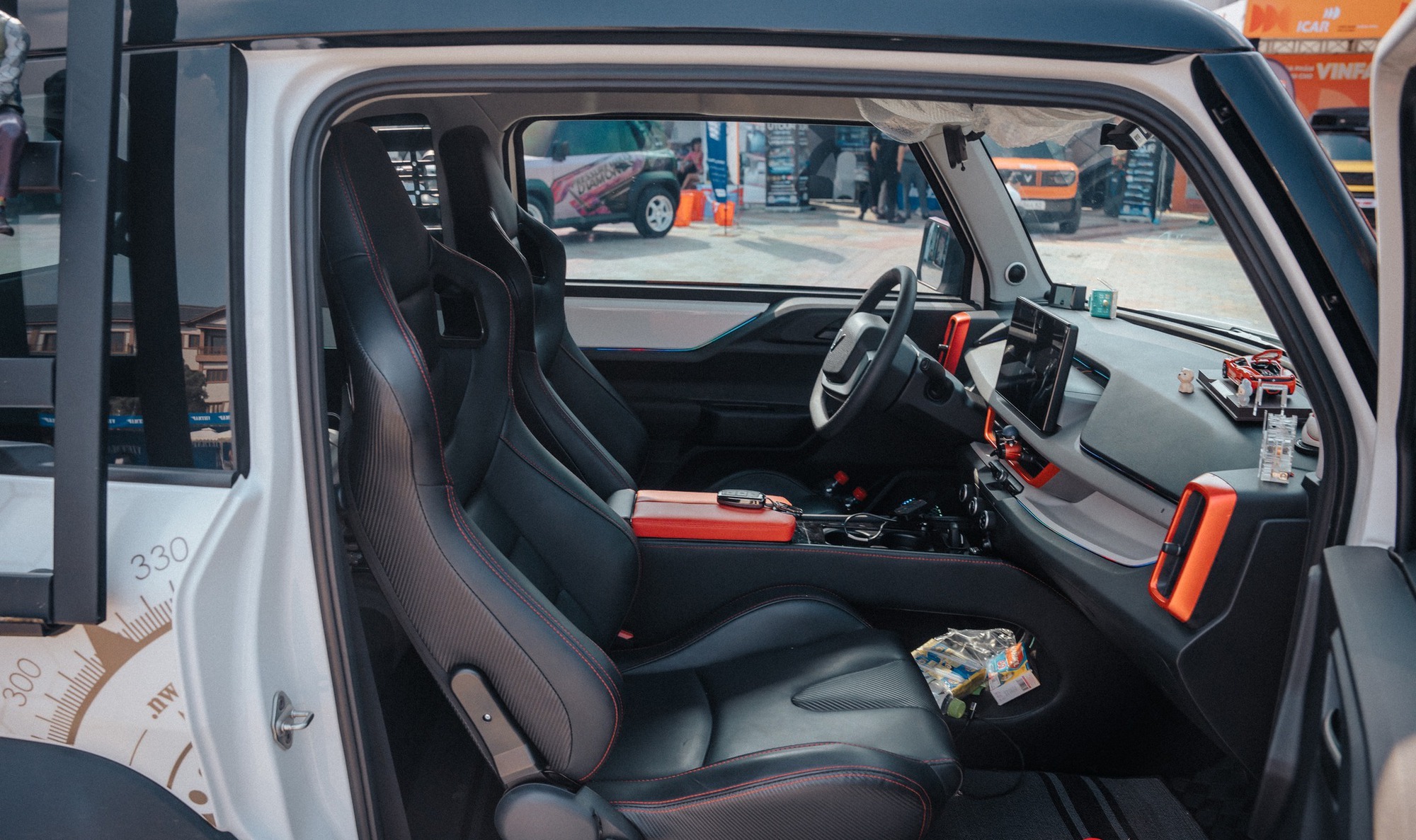 Loạt VinFast VF 3 'thay da đổi thịt': Trần sao Rolls-Royce, 'mặt tiền' Mercedes-AMG, loa hàng hiệu, tiền "độ" dễ ngang tiền xe - Ảnh 2