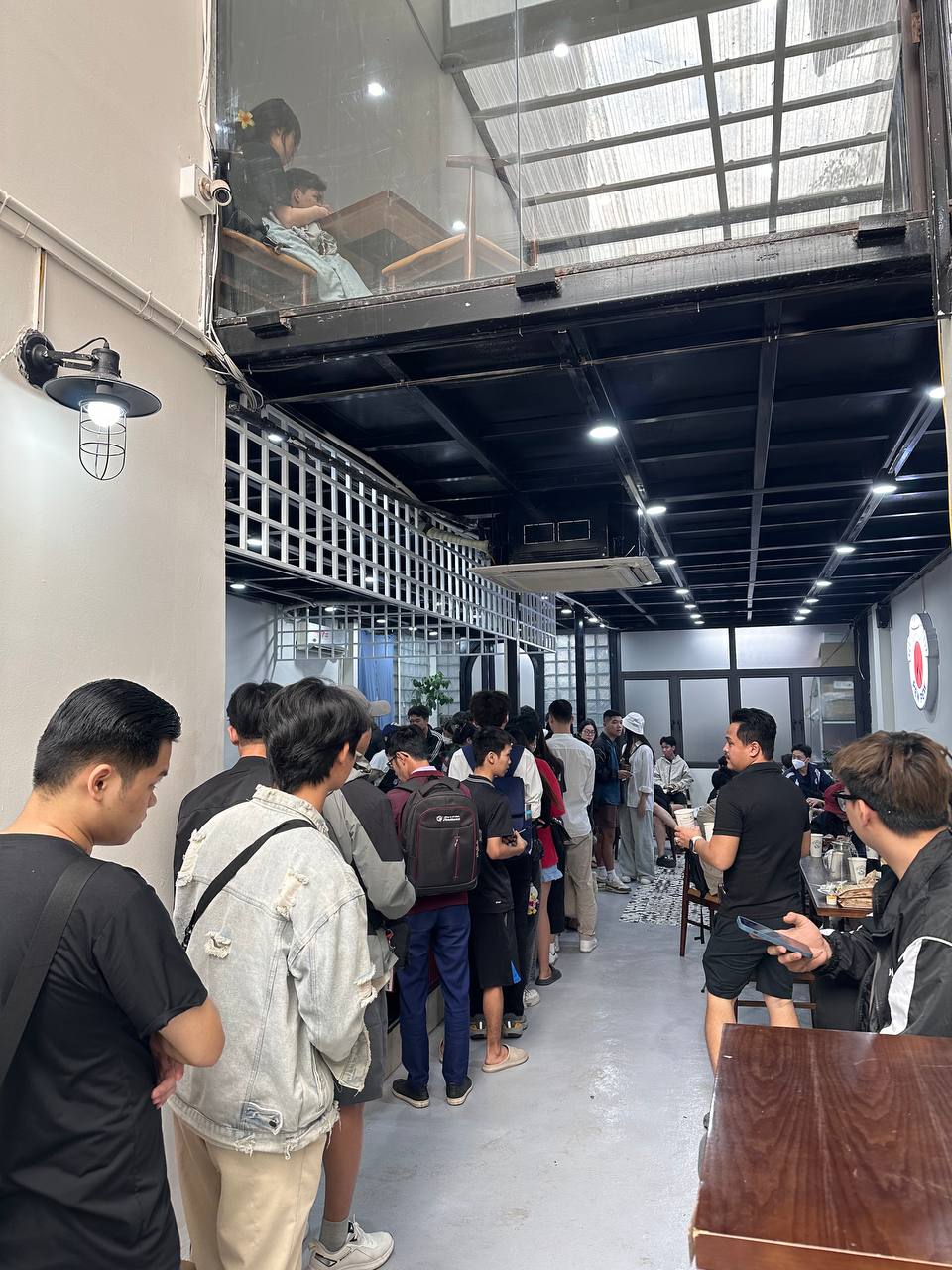 Ngay lúc này: Dòng người xếp hàng dài tại bánh mì PewPew vừa khai trương ở Hà Nội, sẵn sàng chờ cả tiếng để mua - Ảnh 6