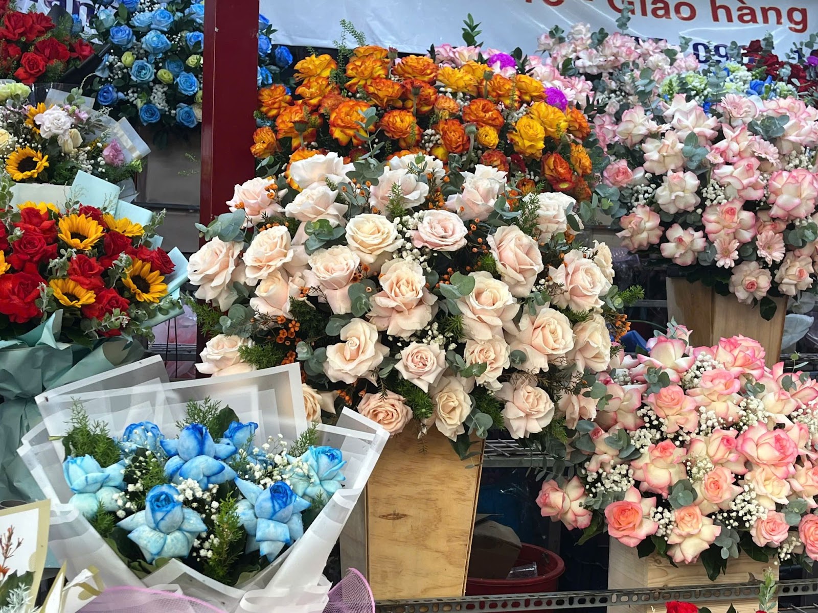 Thị trường hoa, quà tặng tri ân thầy cô dịp 20-11 có gì đặc biệt? - Ảnh 5