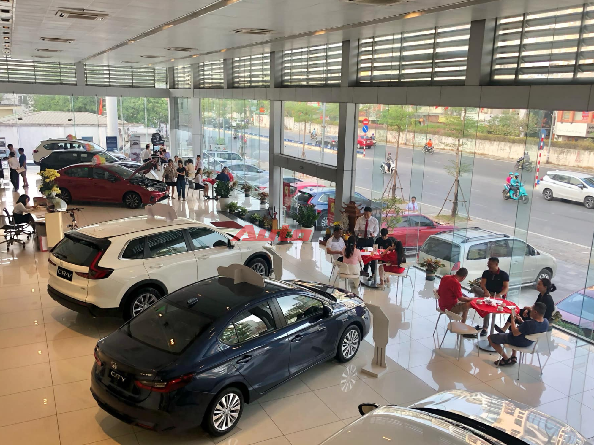 Đại lý ô tô đua chạy số trước ngày hết giảm trước bạ: Ngày bán hơn 60 xe, điểm đăng ký kín người xếp hàng - Ảnh 2