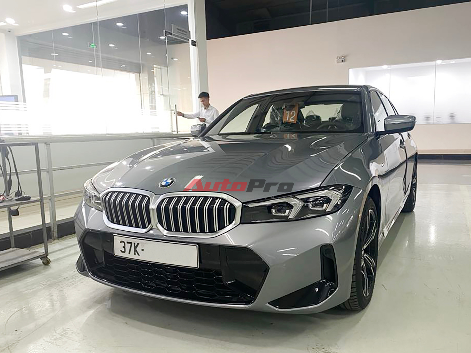 Đại lý ô tô đua chạy số trước ngày hết giảm trước bạ: Ngày bán hơn 60 xe, điểm đăng ký kín người xếp hàng - Ảnh 4