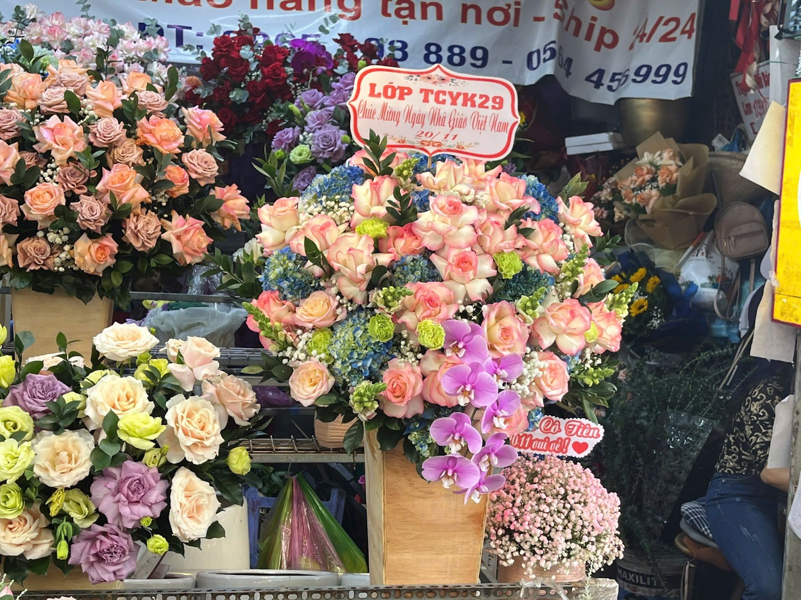 Thị trường hoa, quà tặng tri ân thầy cô dịp 20-11 có gì đặc biệt? - Ảnh 6