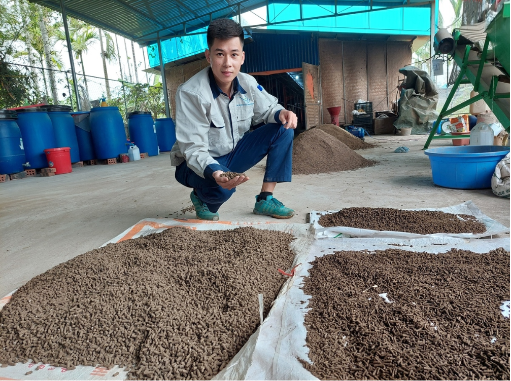 Chị nông dân nuôi con "ăn gì thải nấy" làm thức ăn cho cây, thu lãi 2,6 tỷ đồng/năm - Ảnh 4