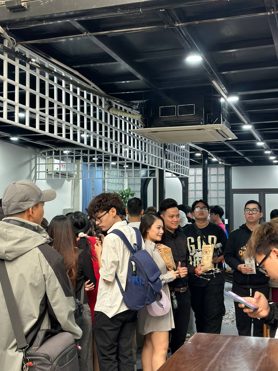 Ngay lúc này: Dòng người xếp hàng dài tại bánh mì PewPew vừa khai trương ở Hà Nội, sẵn sàng chờ cả tiếng để mua - Ảnh 8