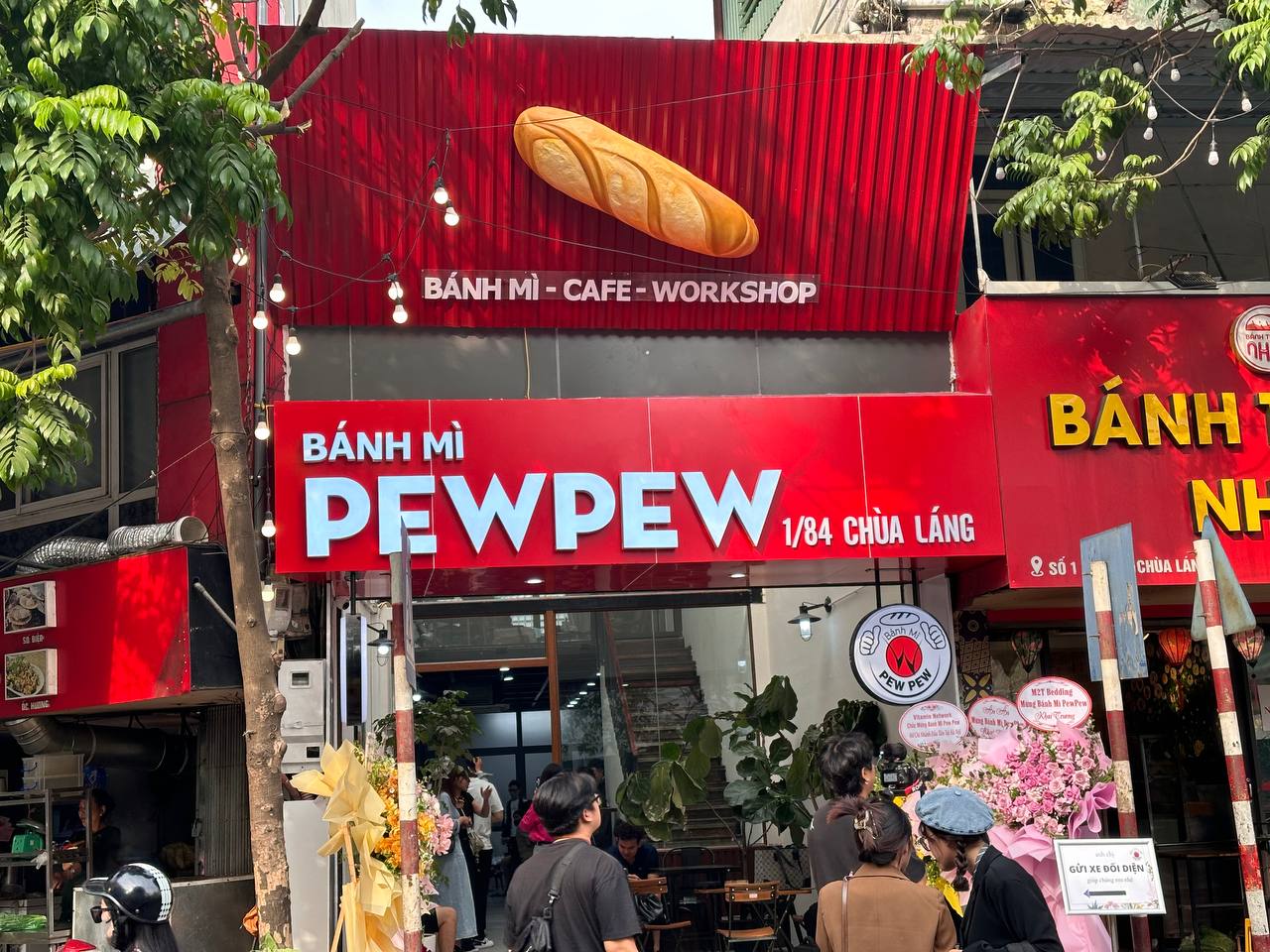 Ngay lúc này: Dòng người xếp hàng dài tại bánh mì PewPew vừa khai trương ở Hà Nội, sẵn sàng chờ cả tiếng để mua - Ảnh 11