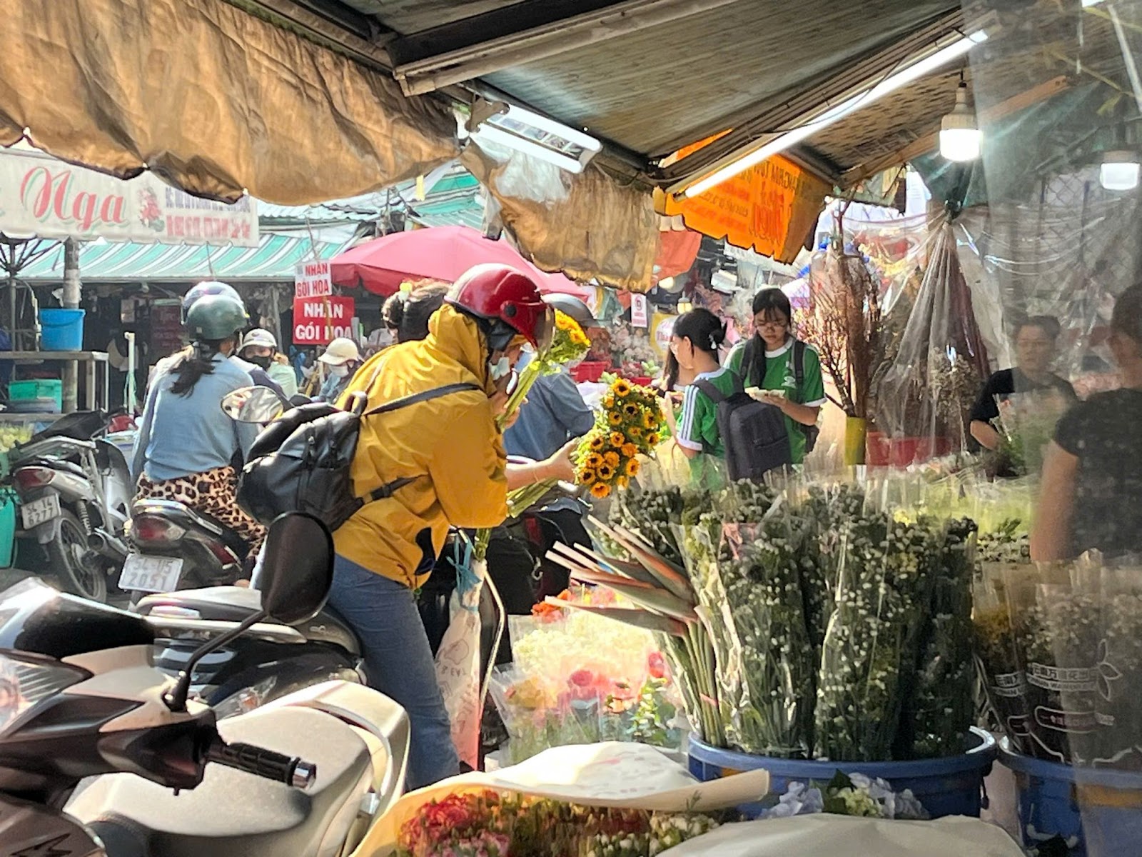 Thị trường hoa, quà tặng tri ân thầy cô dịp 20-11 có gì đặc biệt? - Ảnh 7