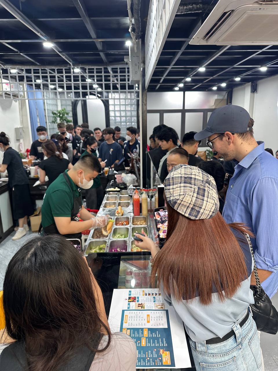 Ngay lúc này: Dòng người xếp hàng dài tại bánh mì PewPew vừa khai trương ở Hà Nội, sẵn sàng chờ cả tiếng để mua - Ảnh 12