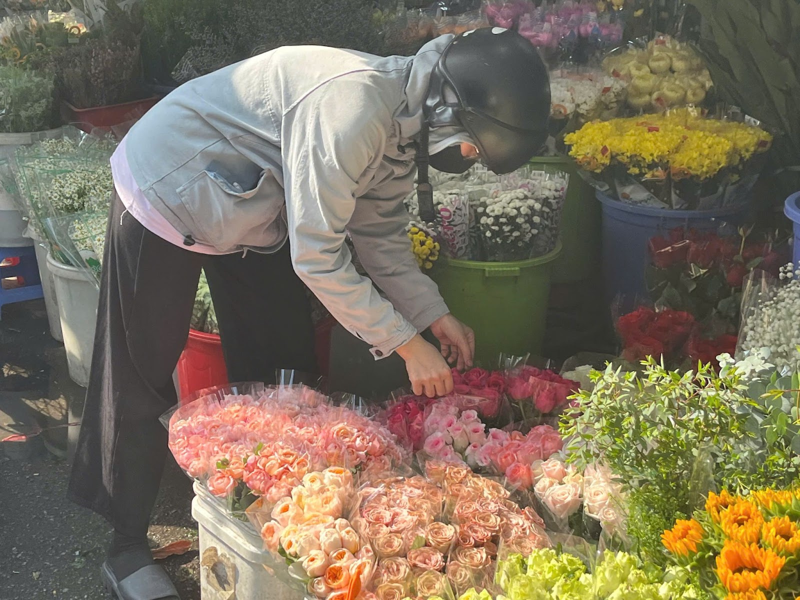 Thị trường hoa, quà tặng tri ân thầy cô dịp 20-11 có gì đặc biệt? - Ảnh 8