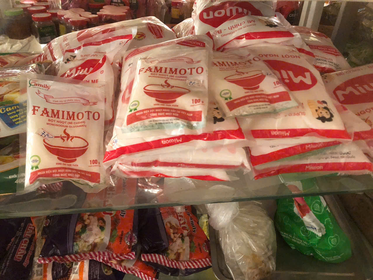 Phát hiện nhiều cơ sở san chiết, đóng gói mì chính không rõ nguồn gốc - Ảnh 1