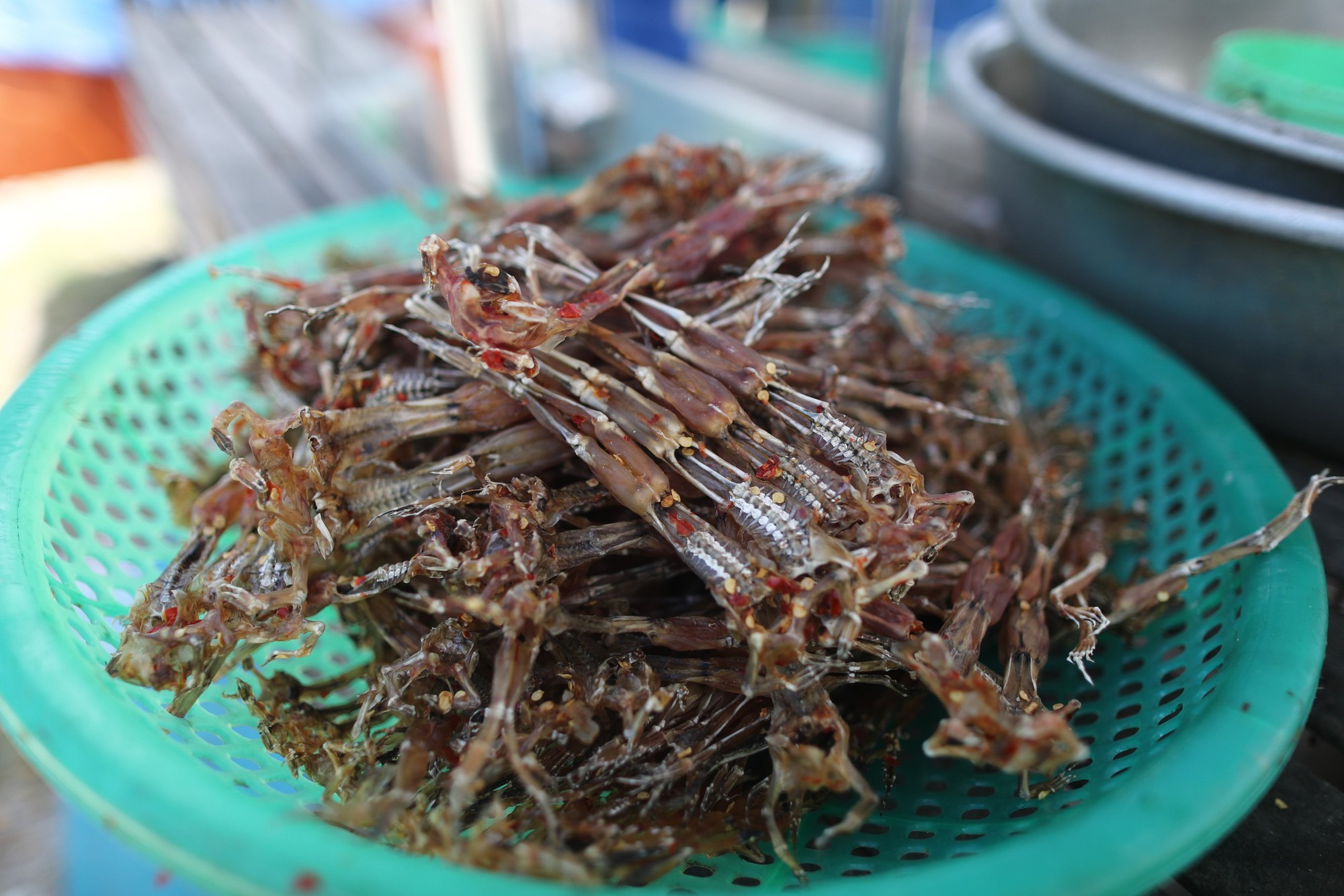 "Vũ nữ chân dài" đặc sản miền Tây vào mùa cao điểm, giá hơn nửa triệu 1kg vẫn hút khách - Ảnh 4